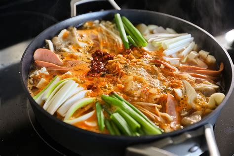 부대찌개 맛집: 왜 우리는 이 국물에 중독되는 걸까?